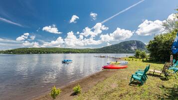 Playa en los alrededores, camastros y toallas de playa