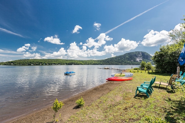 Playa en los alrededores, camastros y toallas de playa