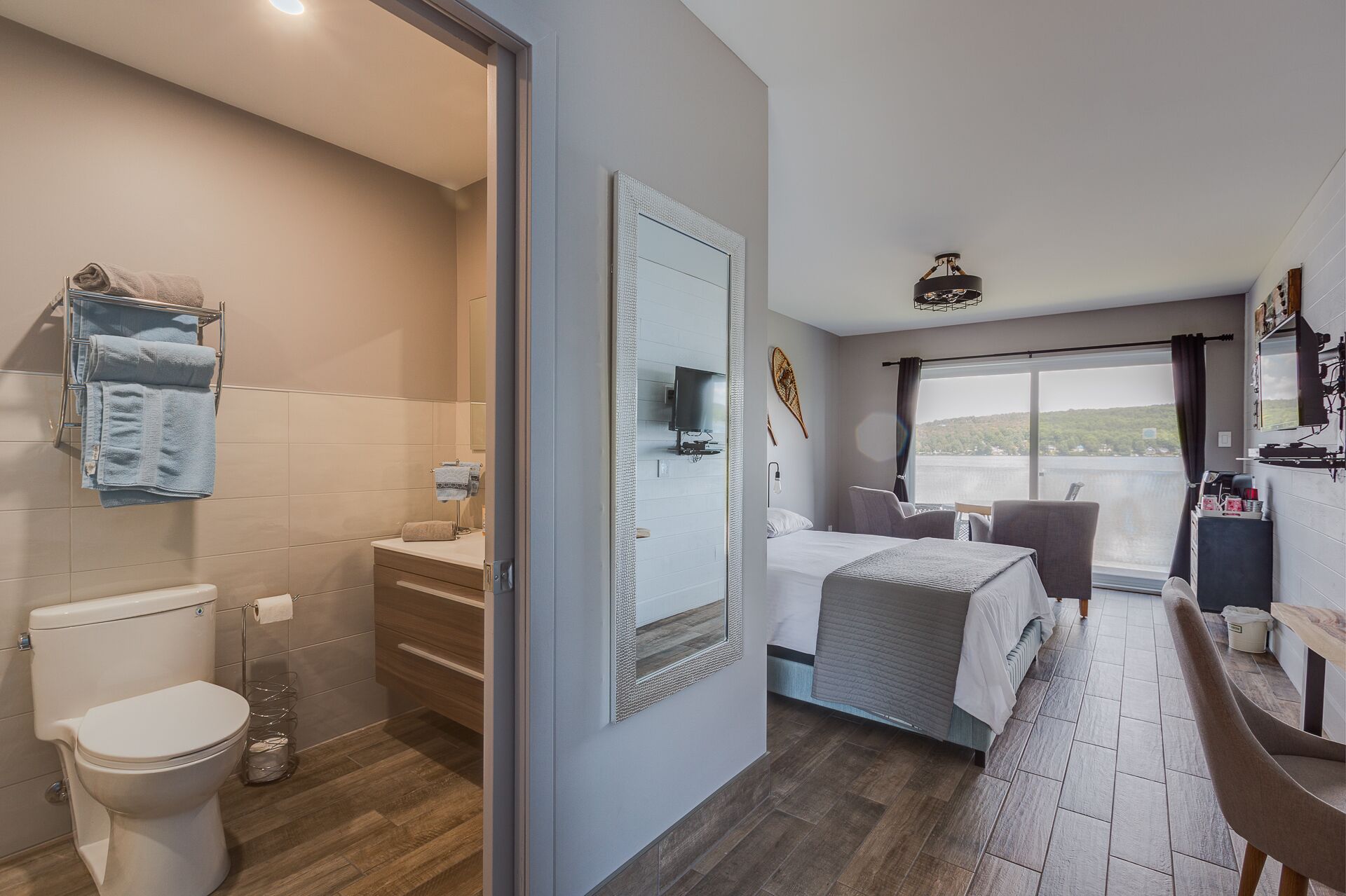 Douche, sèche-cheveux, serviettes fournies, savon