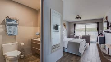 Regadera, secadora de cabello, toallas, jabón