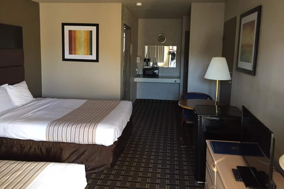 Individually furnished, desk, iron/ironing board, free WiFi
