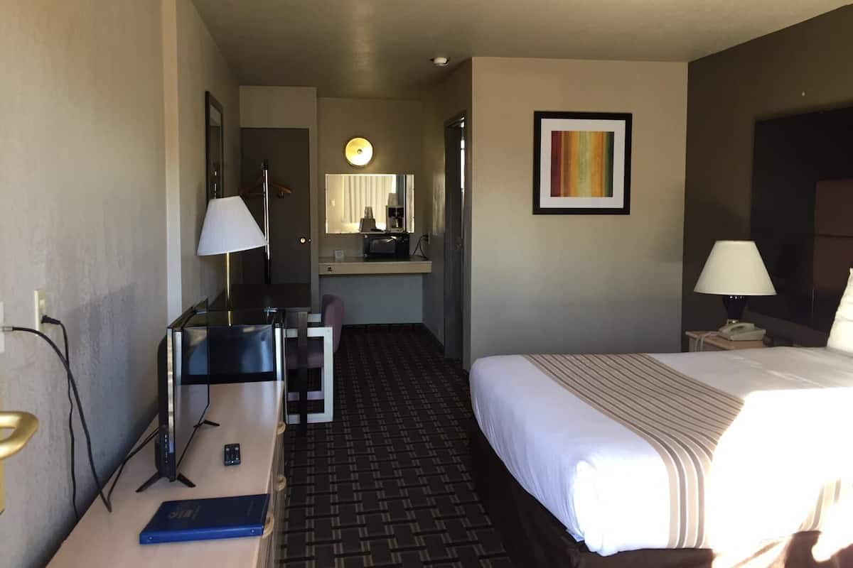 Desk, iron/ironing board, WiFi (free), individually furnished