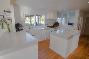 Full-sized fridge, microwave, oven, stovetop - Cottonwood House (Wanaka)