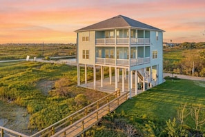 Exterior - Huge beach house with private boardwalk and gorgeous bay views (Galveston)