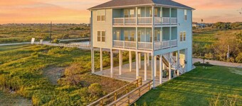 Huge beach house with private boardwalk and gorgeous bay views