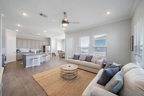 Téléviseur connecté, table de baby-foot, livres