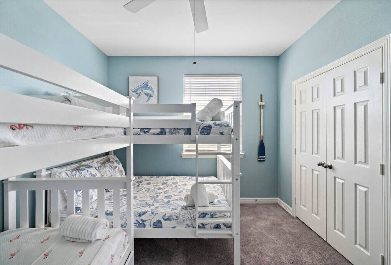 5 bedrooms, desk, iron/ironing board, travel cot