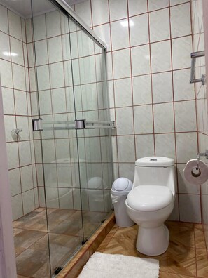 Quarto standard | Banheiro | Chuveiro, toalhas de banho, sabonete, shampoo