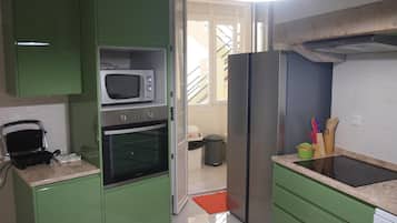 Full-size fridge, microwave, oven, stovetop