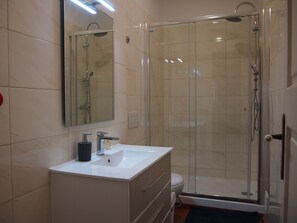 Habitación doble estándar | Baño | Regadera, regadera tipo lluvia, toallas 