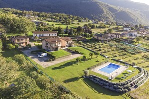 A residential area with houses, a swimming pool, and a well-maintained lawn. - Margherita (Colico)
