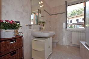 Family House, Multiple Bedrooms, Mountainside (Iris) | Bathroom