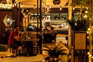 Breakfast and dinner served