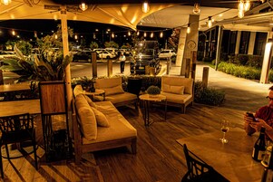 Fachada da propriedade à noite