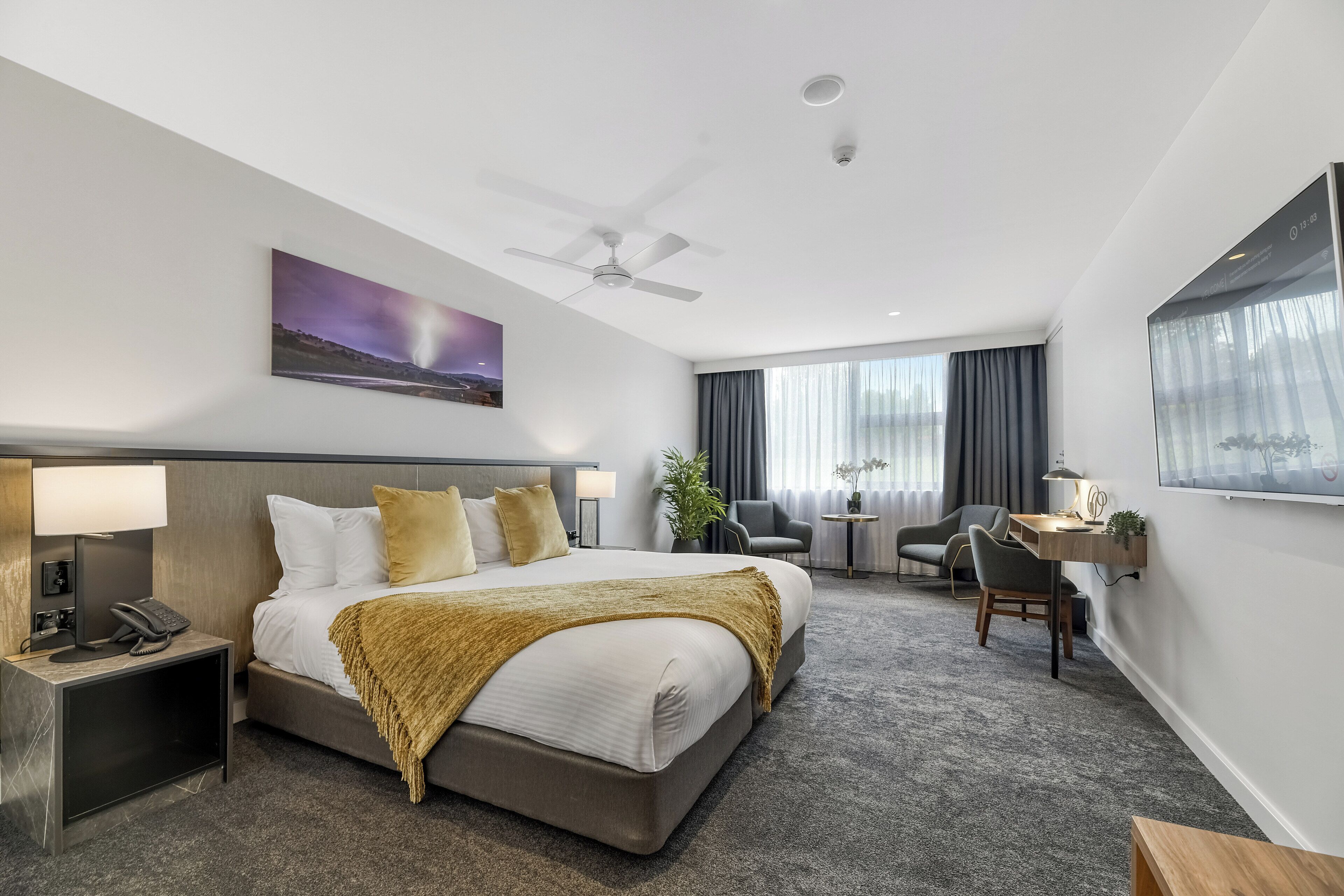 Bureau, espace de travail pour ordinateur portable, rideaux occultants