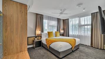 Suite Premier (King) | Escritorio, espacio para trabajar con laptop y cortinas blackout