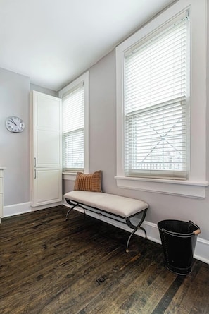 Interior - Private Historic Coach House Wicker Park (Chicago)