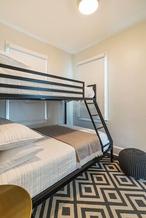 2 bedrooms, iron/ironing board, free WiFi, bed sheets - Private Historic Coach House Wicker Park (Chicago)