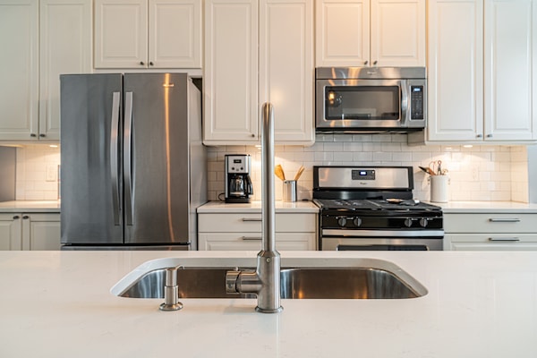 Réfrigérateur, micro-ondes, four, plaque de cuisson