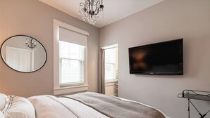 2 bedrooms, iron/ironing board, free WiFi, bed sheets - Private Historic Coach House Wicker Park (Chicago)