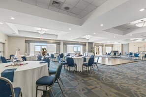Meeting facility - 2nd floor oceanfront condo w/ shared pool, balcony, WiFi, central AC, hot tub (North Myrtle Beach)