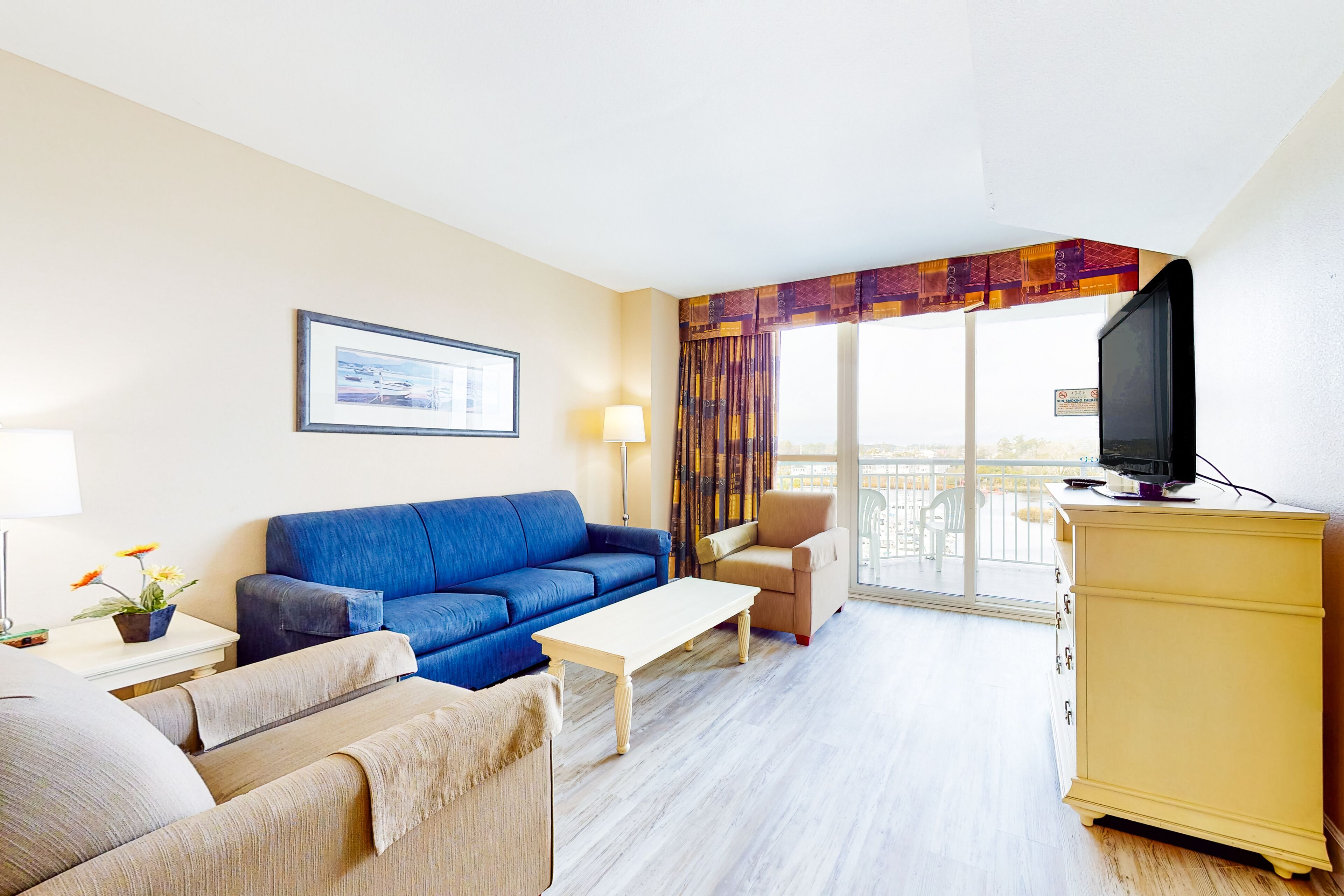 Fifth floor condo with pool & hot tub access, central AC & marina view