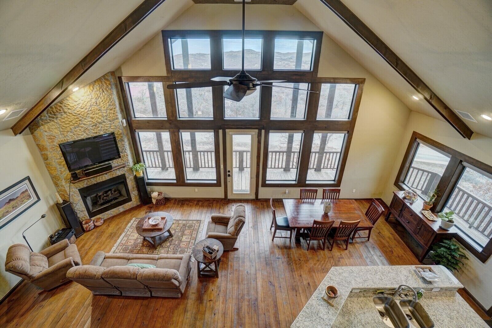 Smart TV, fireplace, books, stereo