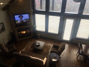 Smart-TV, Kamin, Bücher, Stereoanlage