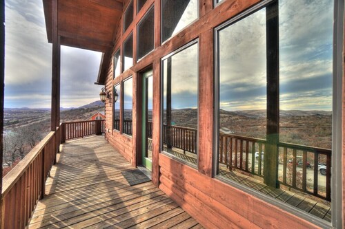  Incredible View! Large Deck•Hot Tub•3Bedrm2Bath•6Beds•EarthKeeperCabin! 8guest