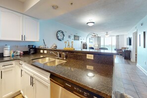 冷蔵庫、電子レンジ、オーブン、コンロ