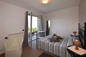 Family House, Multiple Bedrooms, 2 Bathrooms, Mountainside (Viola) | 2 bedrooms, free WiFi, bed sheets - Viola (Colico)