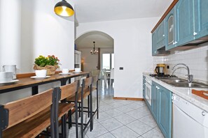 Familienhaus, Mehrere Schlafzimmer, 2 Bäder, Bergseite (Viola) | Eigene Küche | Mikrowelle, Ofen, Herdplatte, Geschirrspüler