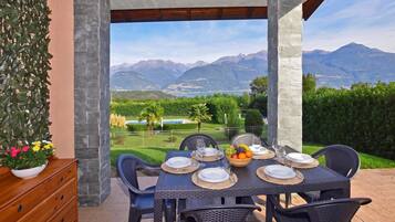 Family House, 2 Bedrooms, 2 Bathrooms, Mountainside (Viola) | Tempat makan luar