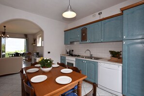 Family House, Multiple Bedrooms, 2 Bathrooms, Mountainside (Viola) | Private kitchen | Microwave, oven, stovetop, dishwasher - Viola (Colico)