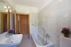 Casa familiar, varias habitaciones, 2 baños, junto a la montaña (Viola) | Baño | Tina con regadera, bidet, toallas, papel de baño 