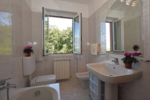 Family House, Multiple Bedrooms, 2 Bathrooms, Mountainside (Viola) | Bathroom | Combined shower/tub, bidet, towels, toilet paper - Viola (Colico)