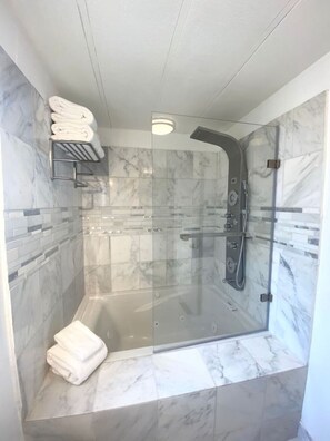 Combined shower/bathtub, hair dryer, towels