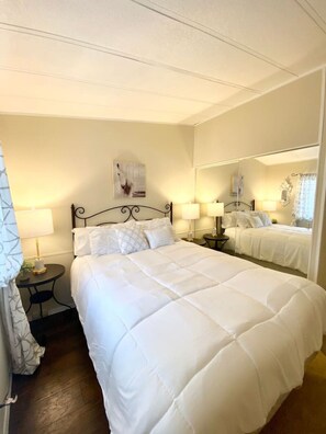 2 bedrooms, desk, iron/ironing board, WiFi - B-B Ranch Cottage~Heart of Gold Country~*HOT TUB* (Cool)