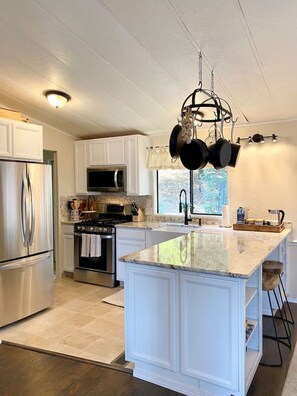 Fridge, microwave, oven, stovetop - B-B Ranch Cottage~Heart of Gold Country~*HOT TUB* (Cool)