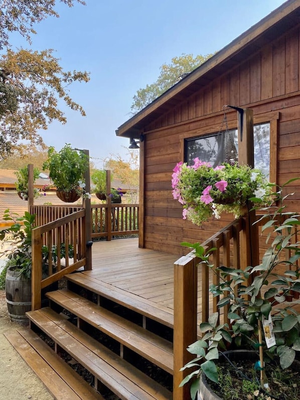 Terrace/patio - B-B Ranch Cottage~Heart of Gold Country~*HOT TUB* (Cool)
