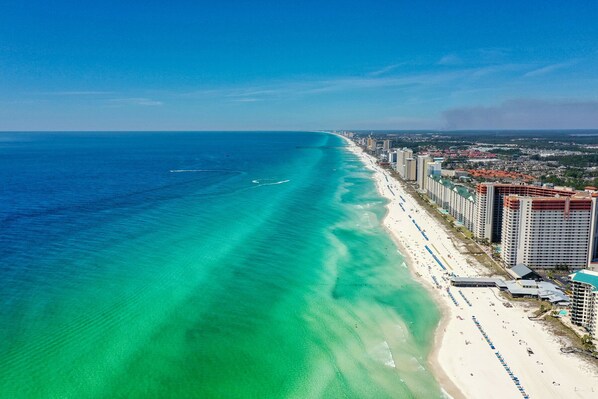 Rannalla, rantapyyhkeitä