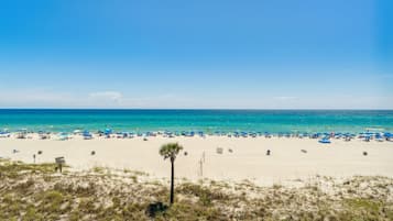 En la playa y toallas de playa