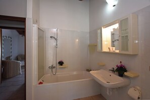 Ensemble douche/baignoire, bidet, serviettes fournies, papier toilette