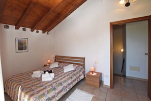 2 slaapkamers, een strijkplank/strijkijzer, wifi, beddengoed