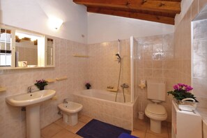 Combined shower/tub, bidet, towels, toilet paper - Belvedere B (Colico)