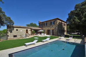 Una piscina al aire libre de temporada