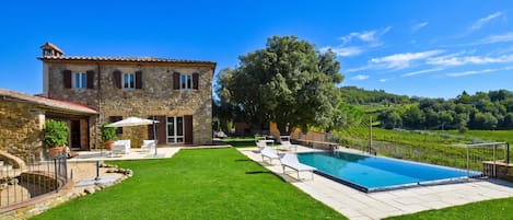 Biệt thự dành cho gia đình, 4 phòng ngủ, lò sưởi, cạnh núi (Villa Paradiso 8) | Hồ bơi | Hồ bơi ngoài trời phục vụ theo mùa, hồ bơi vô cực