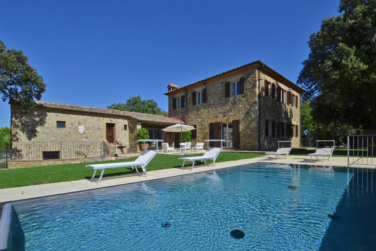 Villa familiale, 6 chambres, foyer, côté montagne (Villa Paradiso 12) | Piscine | Piscine extérieure en saison, piscine à débordement