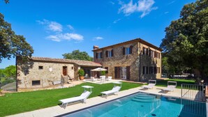 A stone villa with a swimming pool, outdoor seating, and a well-maintained lawn. - Paradiso Villas (Casole d'Elsa)