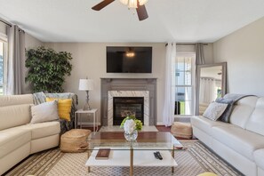 Una Smart TV, una chimenea, un reproductor estéreo